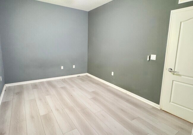 Building Photo - 520 SW Dailey Ave