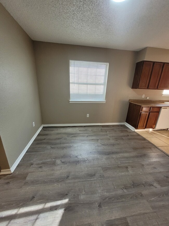 Building Photo - Spacious 3 bed 2 bath townhome!