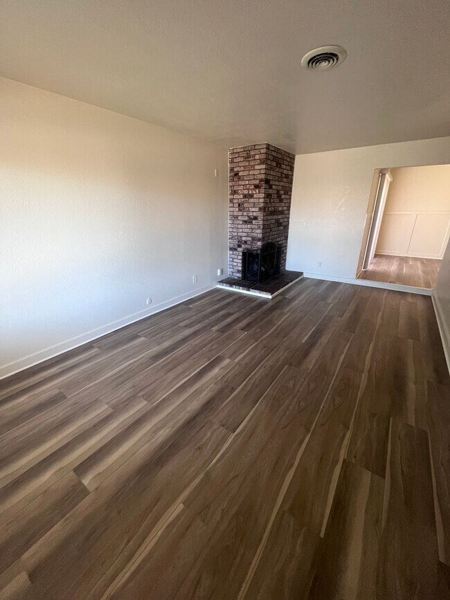 Building Photo - NICE UPDATED DUPLEX IN SACRAMENTO!!
