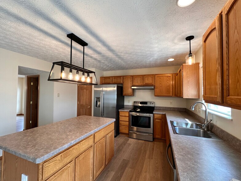 Building Photo - 1553 Grove Hill Dr