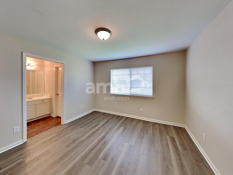 Building Photo - 501 Falcon Lake Dr