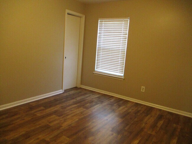 Building Photo - Updated townhome in West Augusta