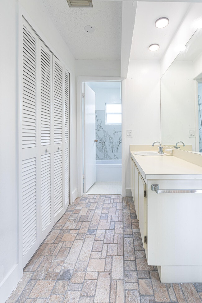 Building Photo - 202 Sparrow Dr