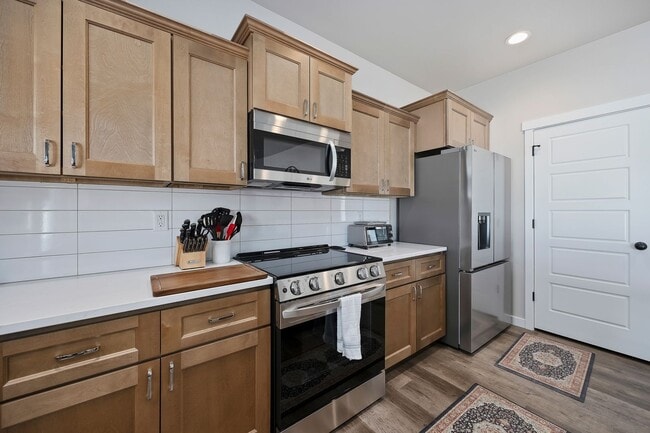 Building Photo - 1138 Crestview Dr