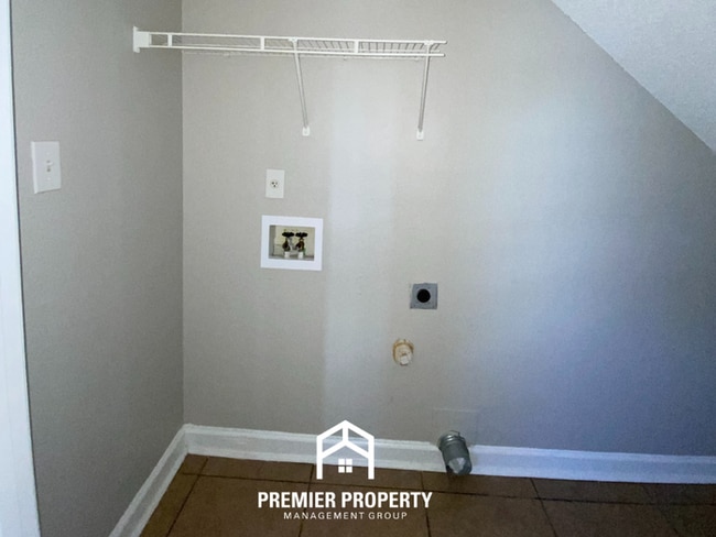 Building Photo - 4870 Royal Run Dr