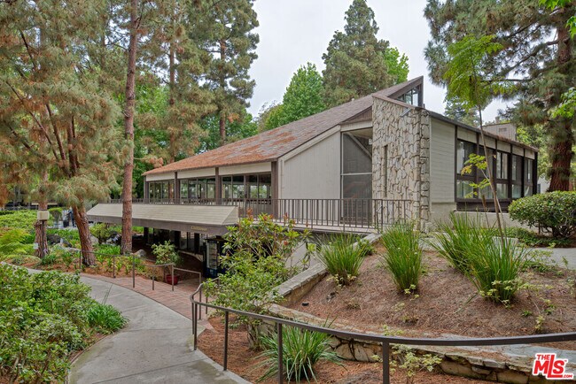 Building Photo - 8650 Gulana Ave