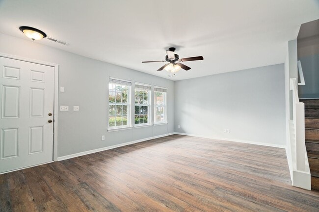 Building Photo - Stylish Comfort in a Prime Location!