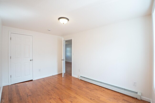 Building Photo - 427 4th St