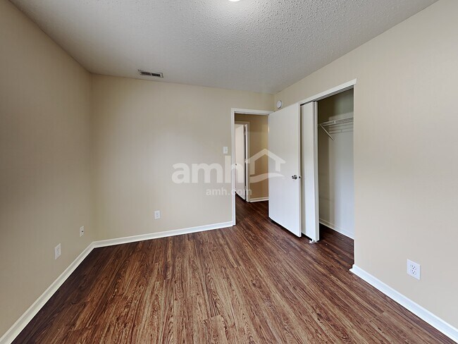 Building Photo - 527 Runnymede Ct