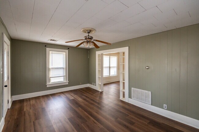 Building Photo - 2 bedroom for Lease