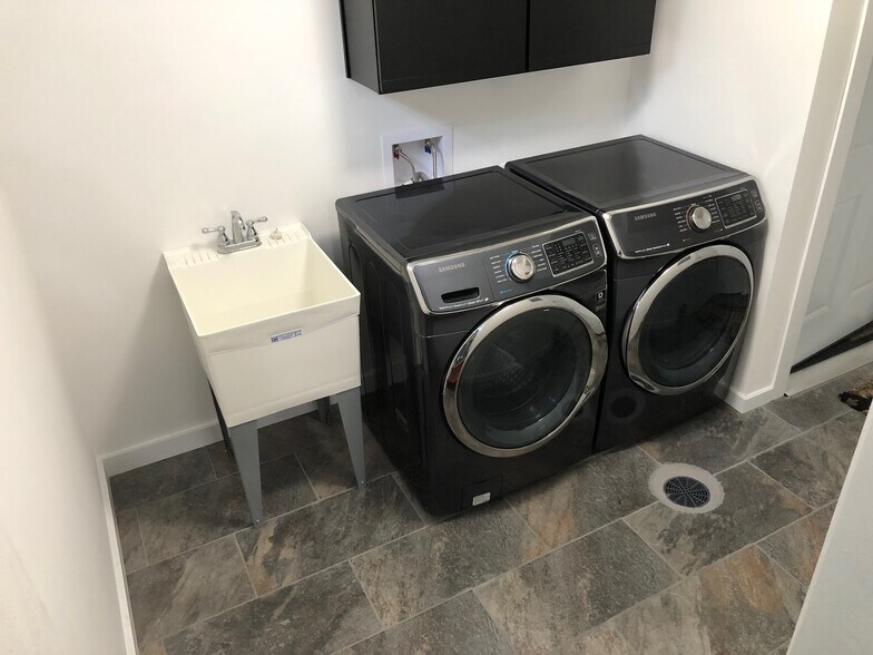 Laundry Onsite - 825 N Dodge St