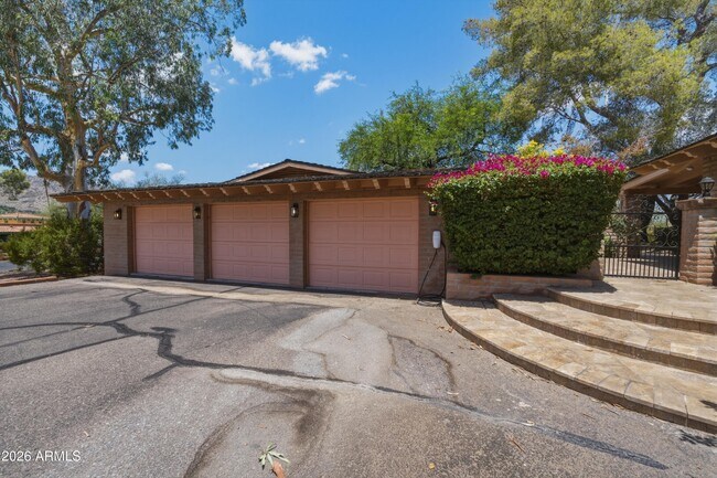 Building Photo - 5136 E Roadrunner Rd