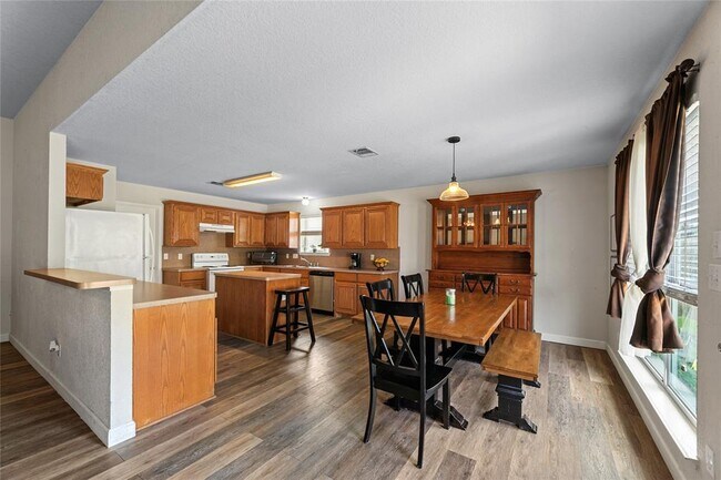 Building Photo - 1609 Paint Brush Dr