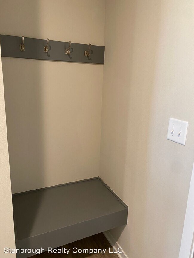 Building Photo - 3 br, 2 bath House - 921 Knoll Drive