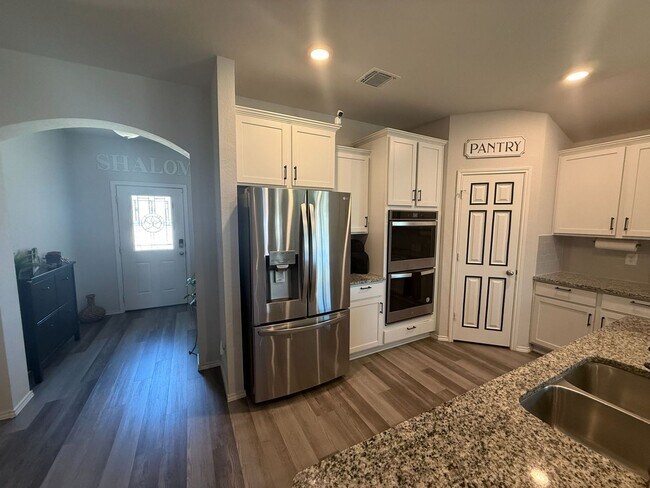 Building Photo - BEAUTIFUL 4-bedroom 2-bathroom home! !!HALF OFF 1ST MONTH!!
