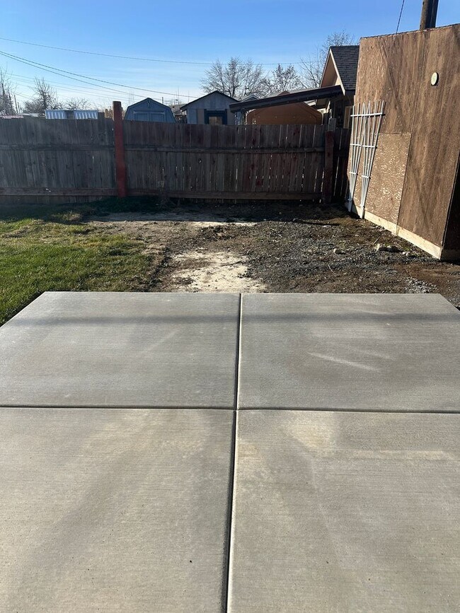 Building Photo - Fully Remodeled Home, Move In Ready! Pet considered with approved application.