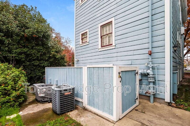 Building Photo - 1106 G St