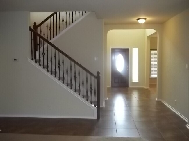 Building Photo - BEAUTIFUL 5 BEDROOM, 3.5 BATHROOM HOME!