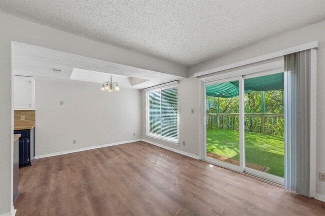 Building Photo - 1928 Holly Hill Dr