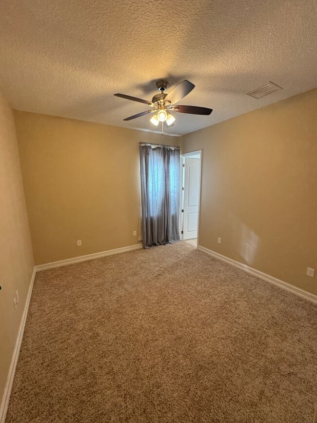 Building Photo - Two Story 5 bedroom, 4.5 bath