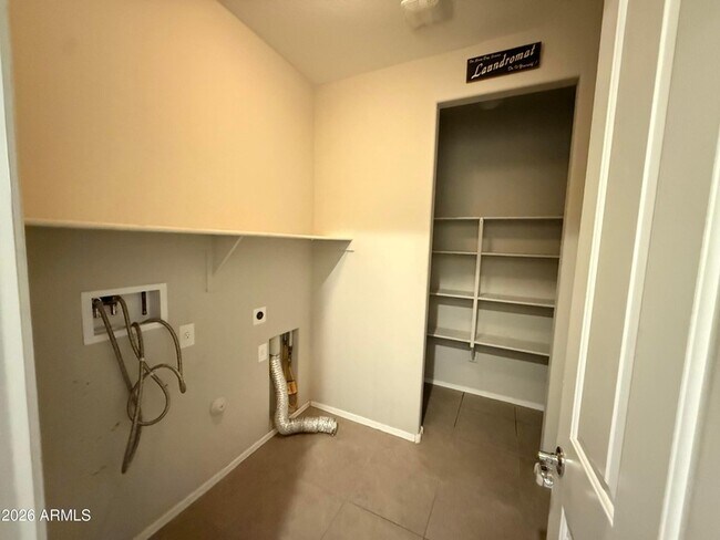 Building Photo - 943 W Danish Red Trail