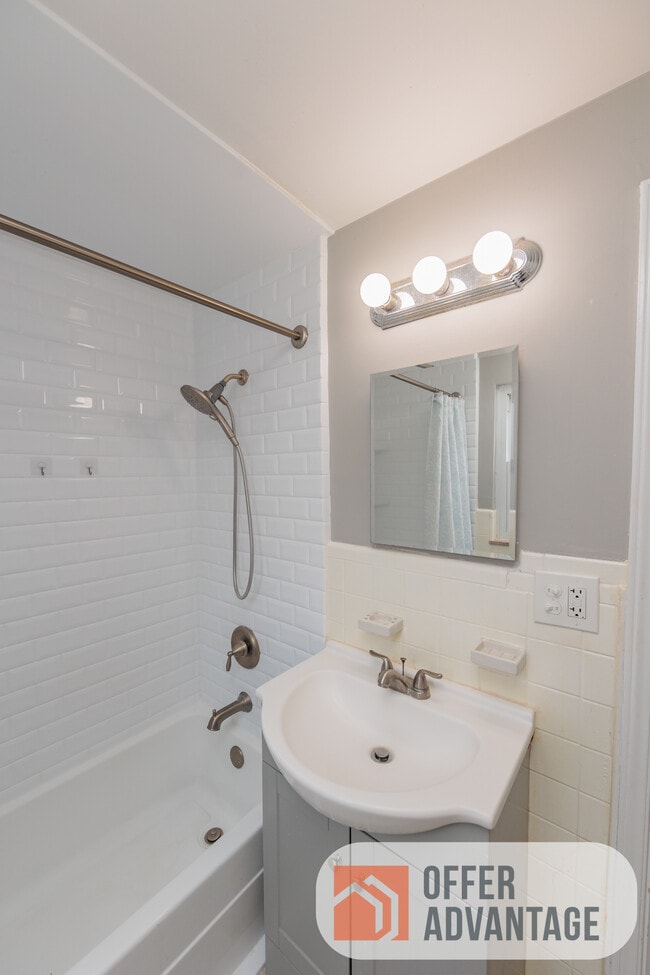 Building Photo - 376 E 215th St