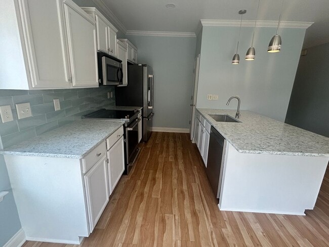 Building Photo - Two master suites - Super Location - Must See!