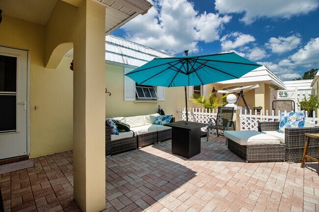 Building Photo - Fully Furnished - 2 bed 2 Bath villa - South Sarasota