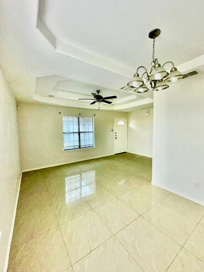 Building Photo - 207 S Ridge Ln