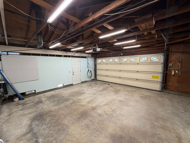 Building Photo - Rare 4 Bedroom Home with Spacious Layout in Prime La Puente Neighborhood