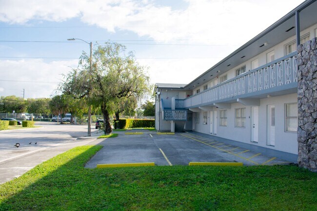 Building Photo - For Rent 1/1 for $1,550 near Miami Interna...