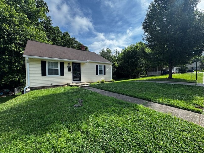 Building Photo - 2305 Cherokee Ln