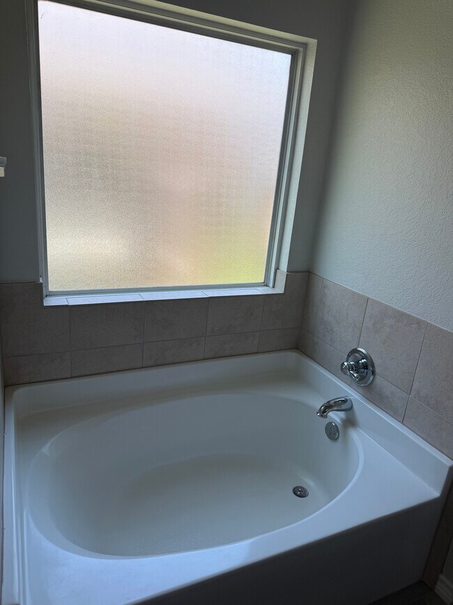 Building Photo - 1123 Neuberry Cliffe
