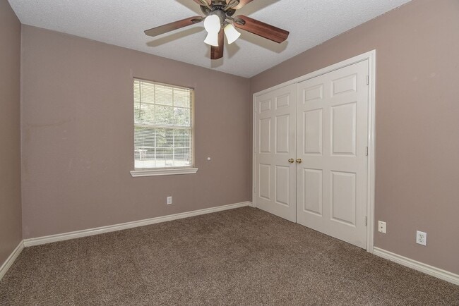 Building Photo - Nice Three Bedroom Duplex in Commerce in a...
