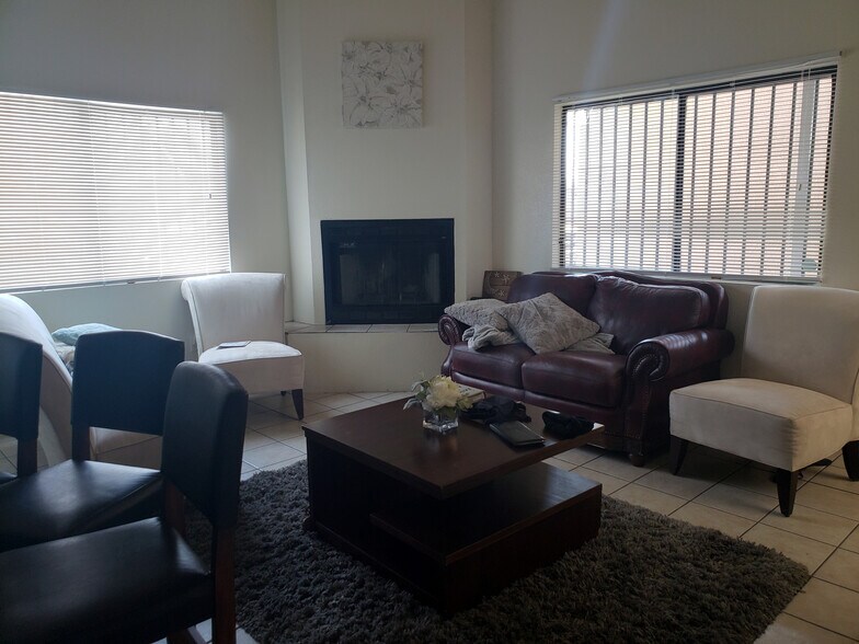 Living Space - 846 E Waverly St