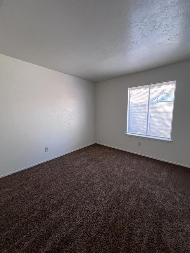 Building Photo - 471 Minnewawa Ave