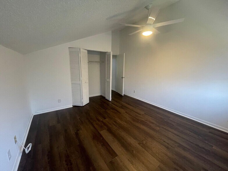 Building Photo - 121 Maplecrest Cir