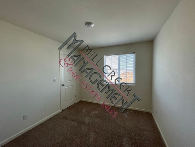Building Photo - Like New Home In North East Visalia