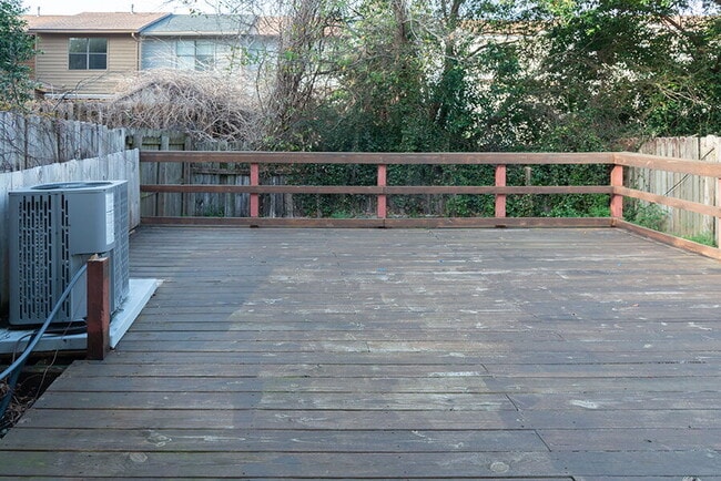 Building Photo - "Charming Townhouse on Hollywood Blvd with Spacious 1156 Sq Ft Layout!"