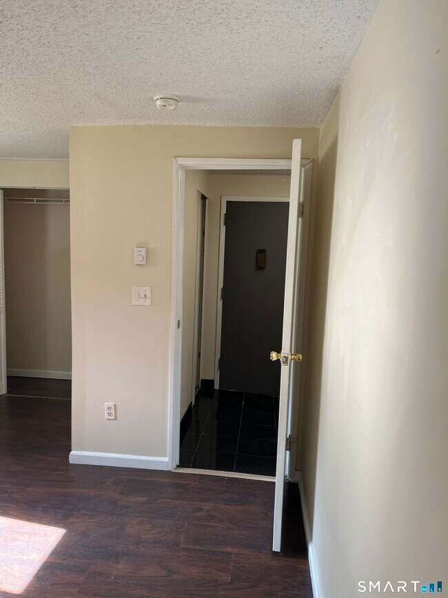 Building Photo - 20 Burgundy Hill Ln