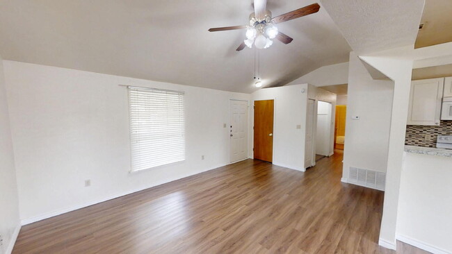 Building Photo - "Charming 3-Bed, 2-Bath Gem in Copperas Co...