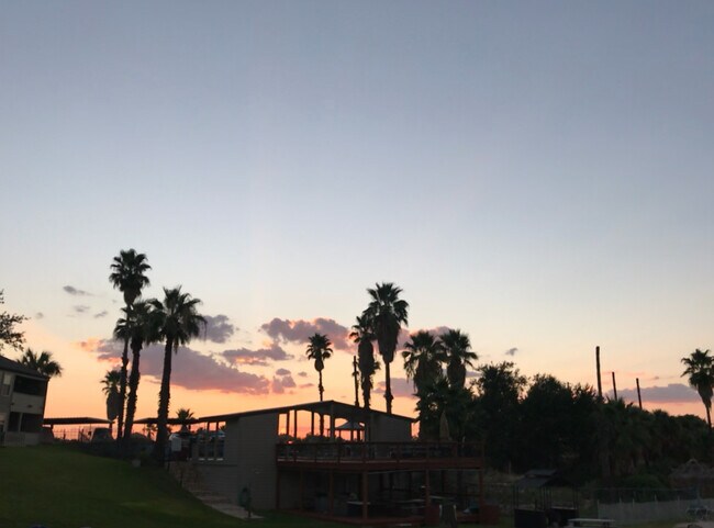 Building Photo - 604 Highcrest Dr