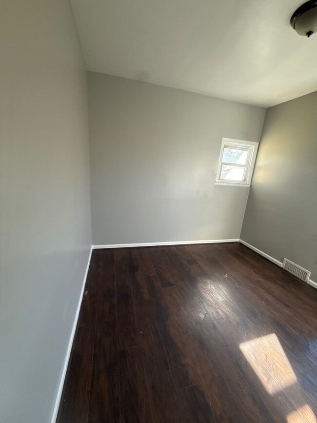 Building Photo - 4 Bedroom 2 Bath Home in Lincoln Park