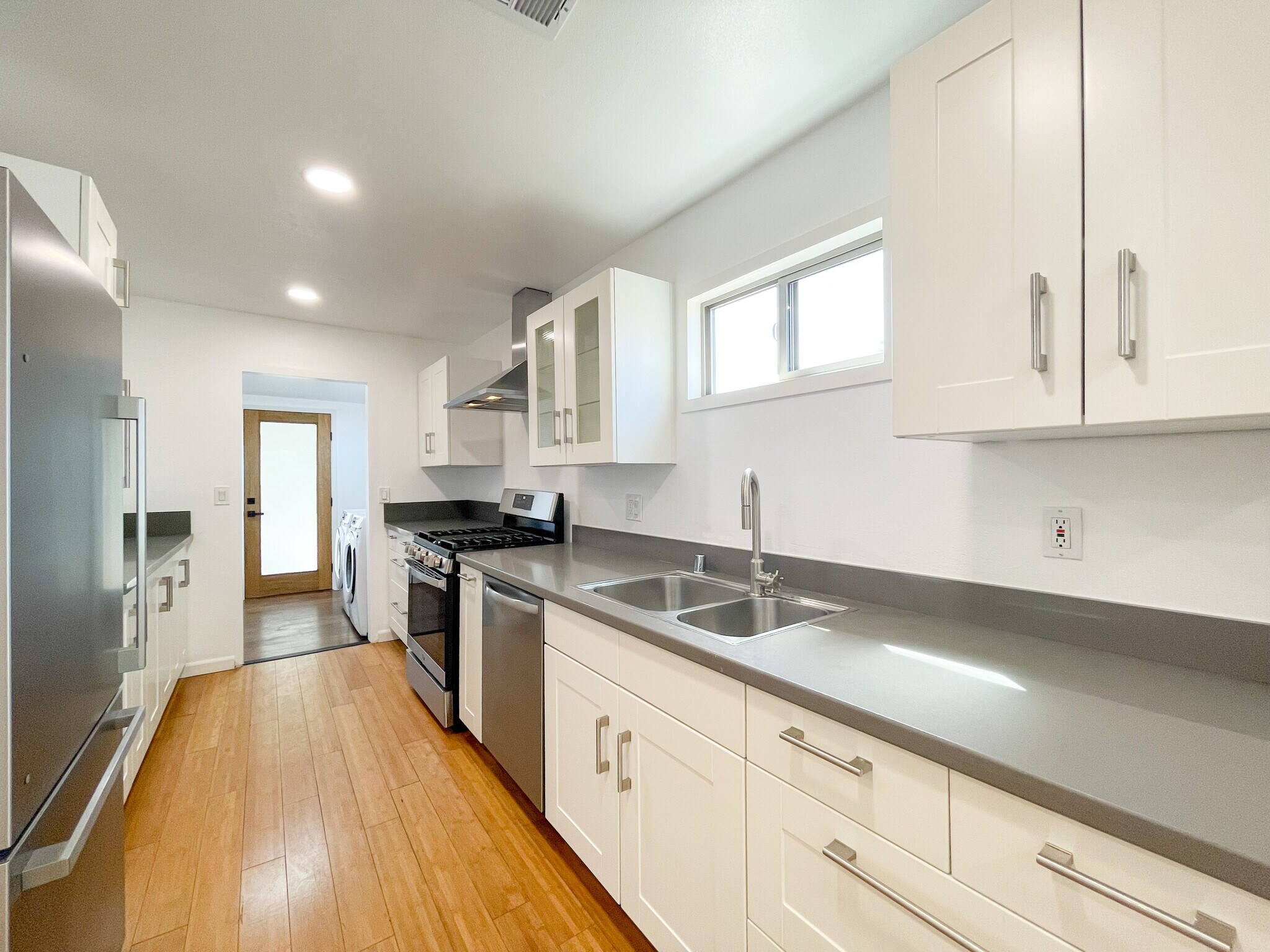 Building Photo - 958 Camulos St