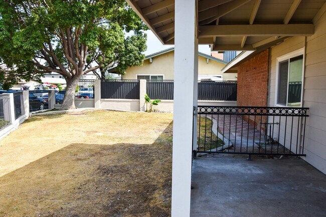 Building Photo - Olive (815) North