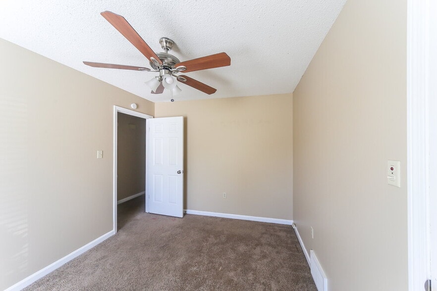 Building Photo - 6770 Lake Point Cir