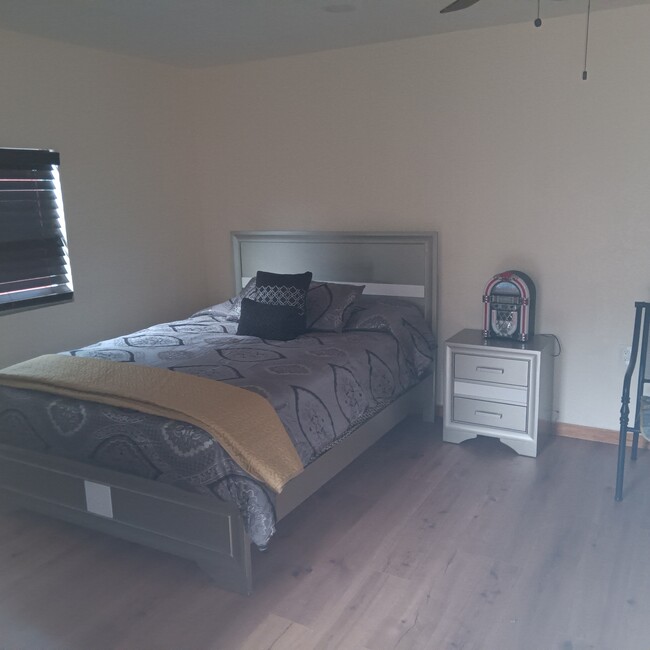 Queen bed - 10915 N 21st St