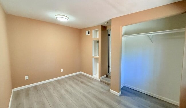 Building Photo - 370 Las Flores Dr