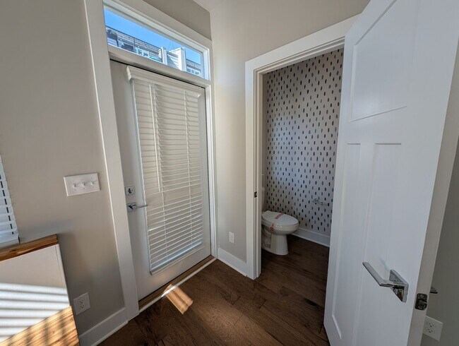 Building Photo - End-unit townhome in Bryant Park Terrace! 2-beds, 2-full baths, and 2-half baths.