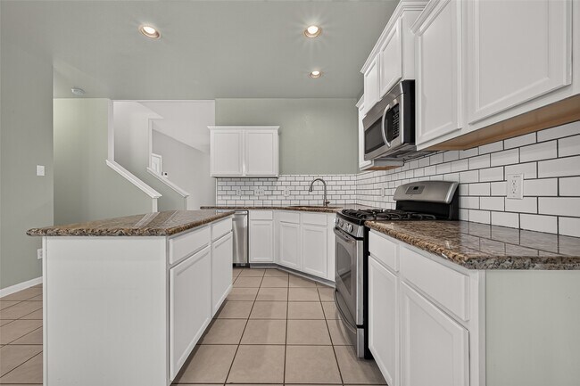 Building Photo - 2110 Castle Gardens Ln